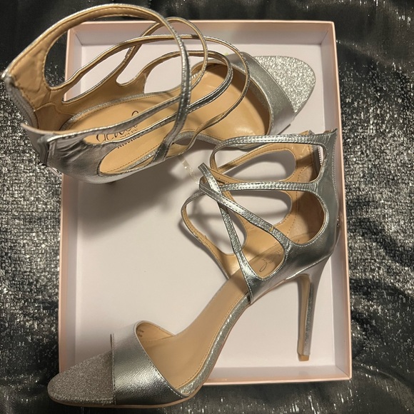 Size 9 Badgley Mischka Silver Shoes - Picture 2 of 3